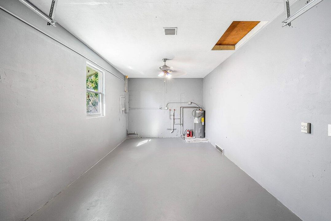 For Sale: $374,999 (2 beds, 1 baths, 840 Square Feet)