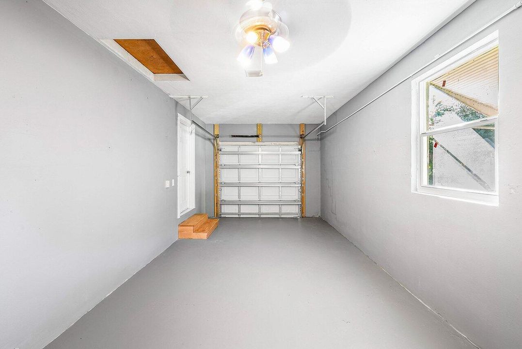 For Sale: $374,999 (2 beds, 1 baths, 840 Square Feet)