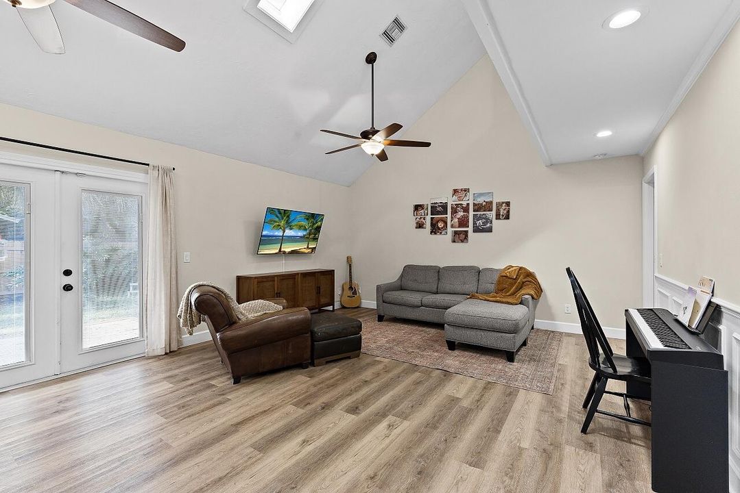 На продажу: $379,900 (3 спален, 2 ванн, 1442 Квадратных фут)