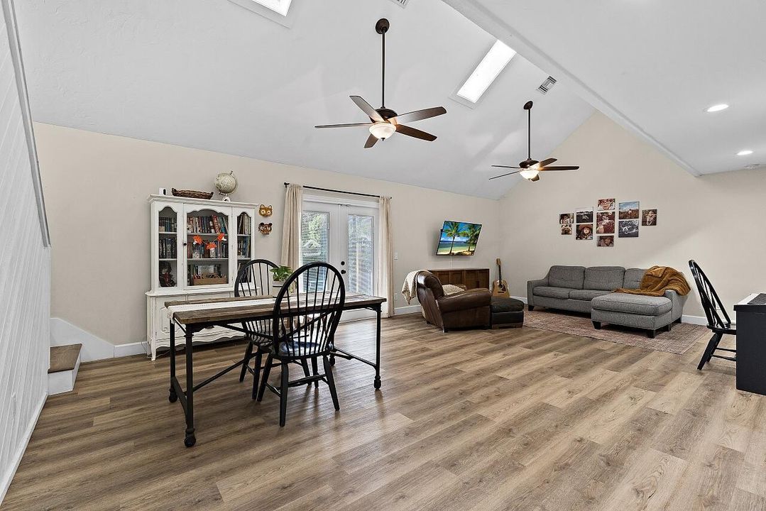 На продажу: $379,900 (3 спален, 2 ванн, 1442 Квадратных фут)