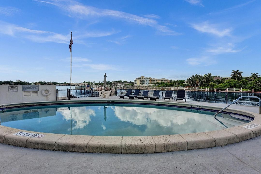 待售: $289,000 (2 贝兹, 2 浴室, 950 平方英尺)