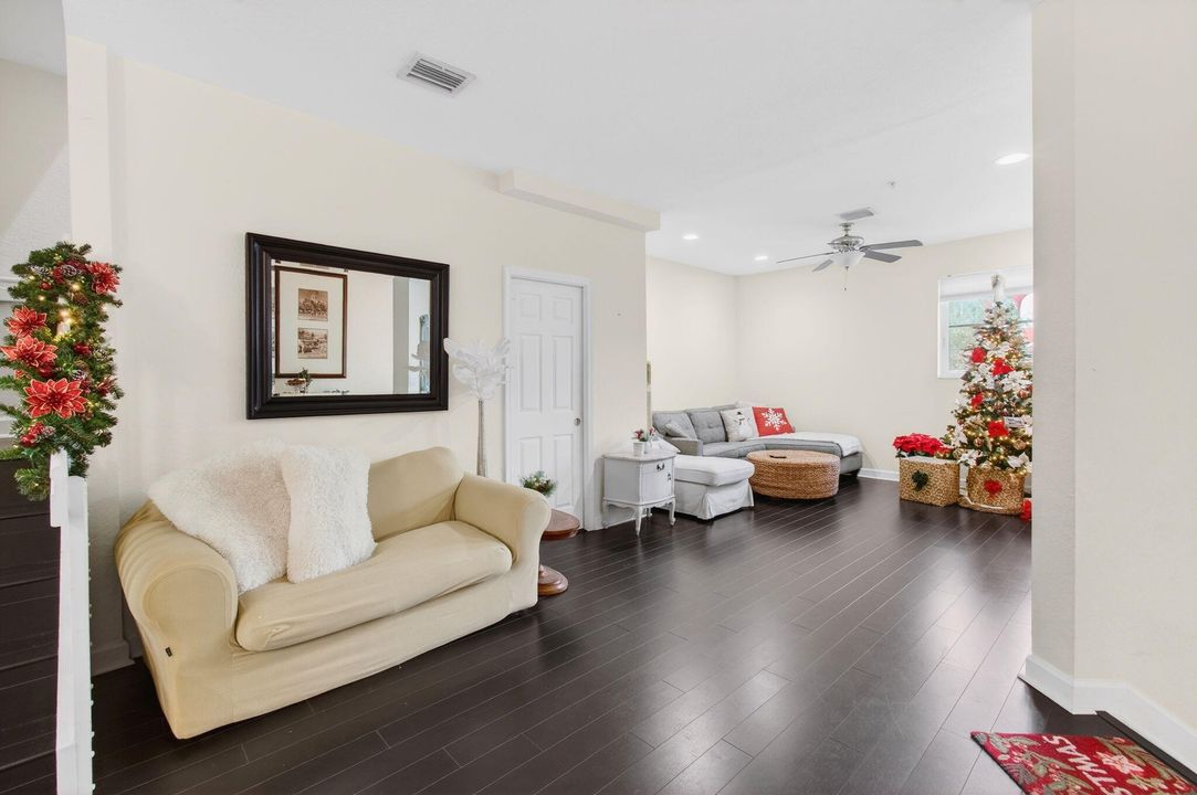 出租: $3,000 (3 贝兹, 2 浴室, 1554 平方英尺)