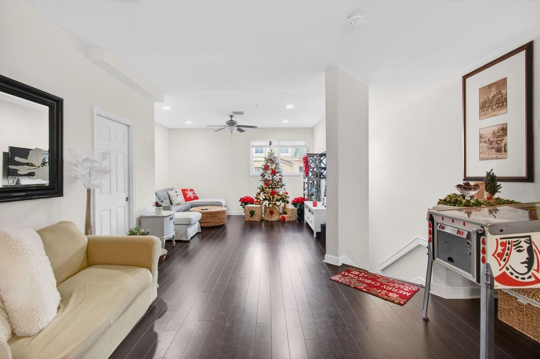 出租: $3,000 (3 贝兹, 2 浴室, 1554 平方英尺)