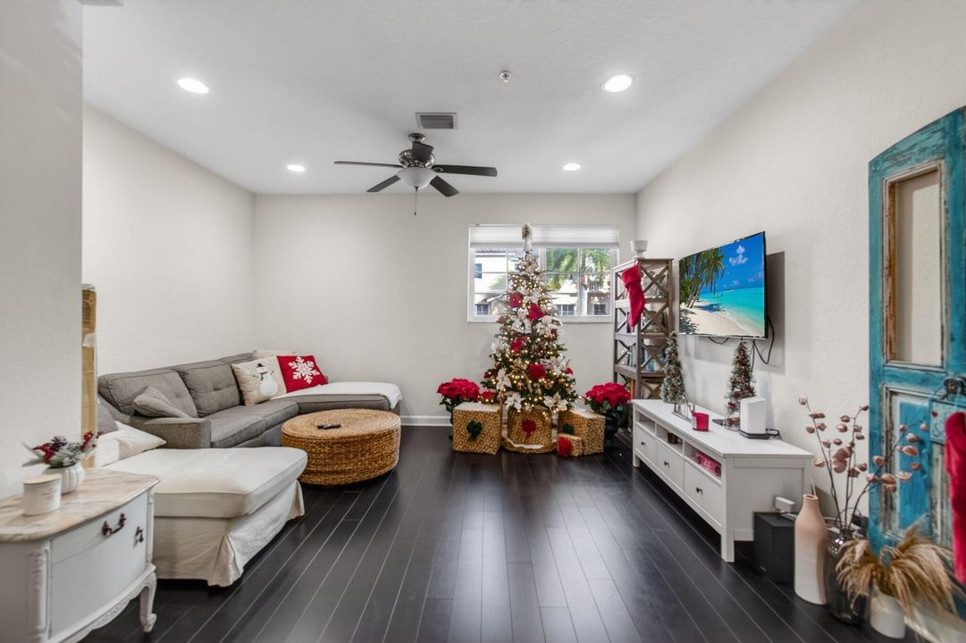 出租: $3,000 (3 贝兹, 2 浴室, 1554 平方英尺)