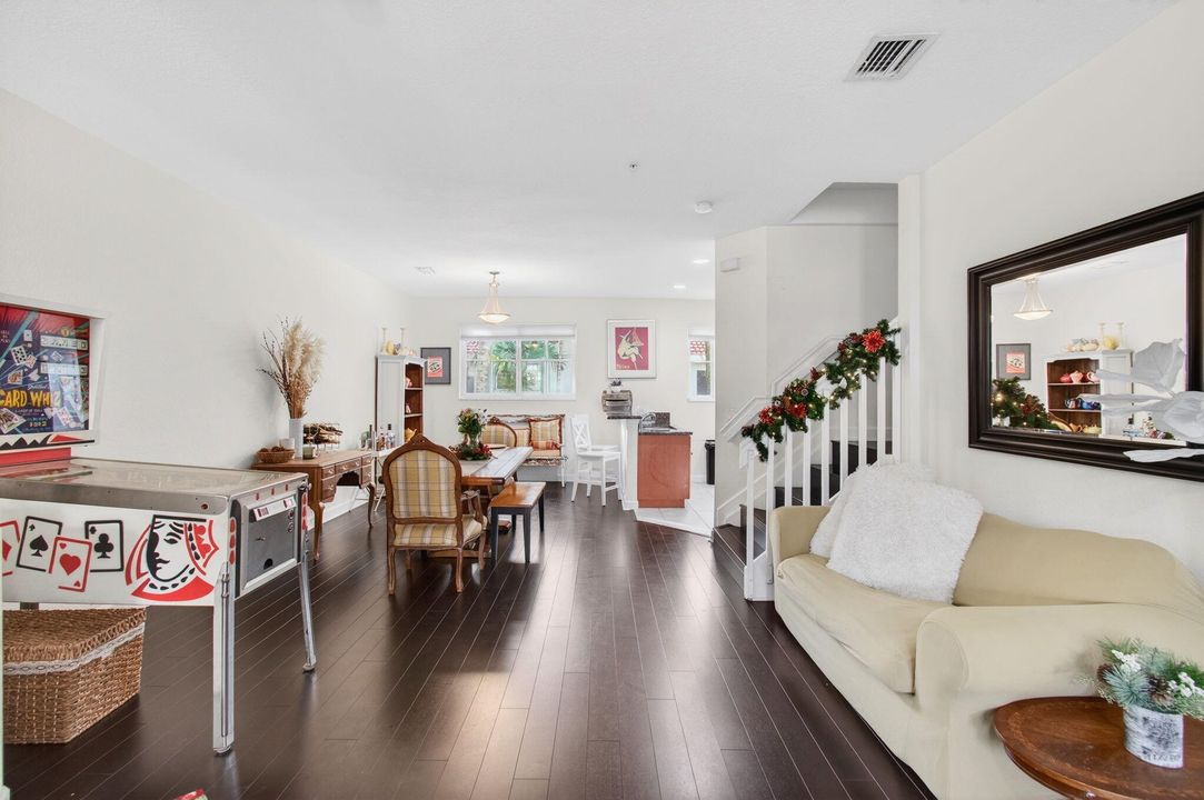 出租: $3,000 (3 贝兹, 2 浴室, 1554 平方英尺)