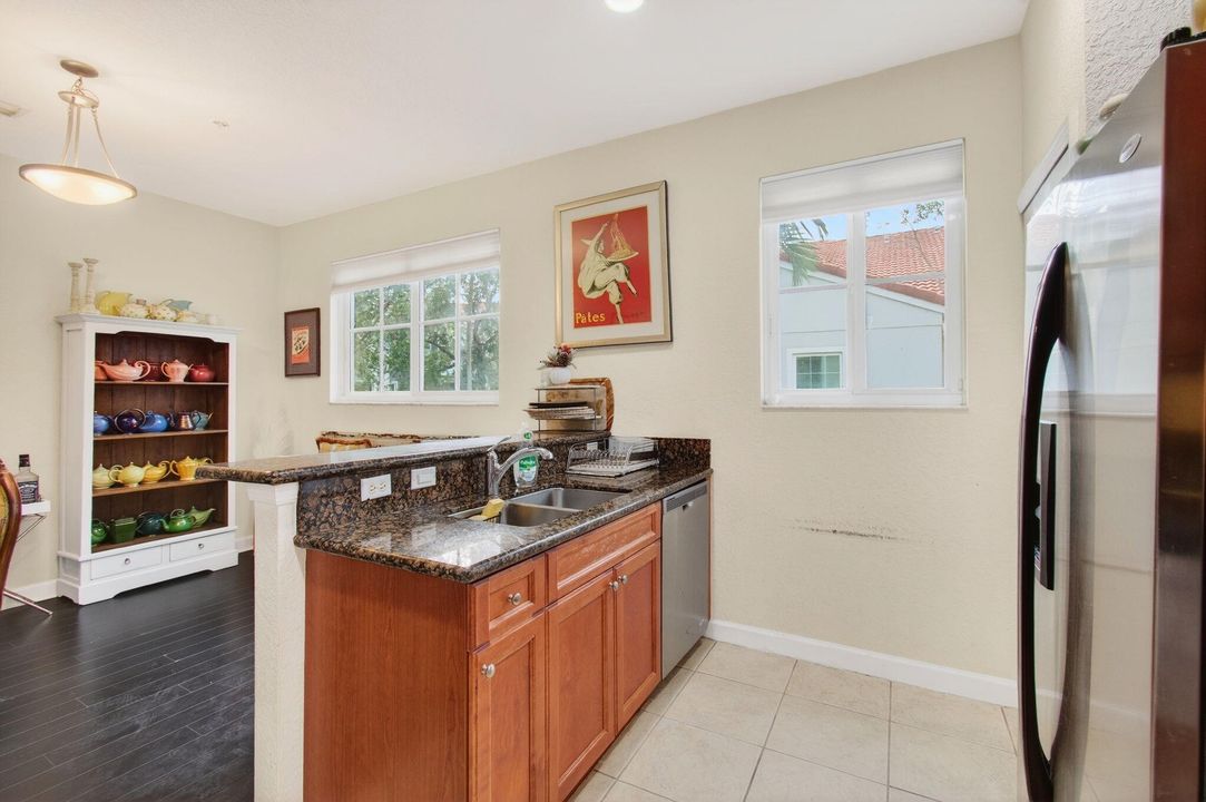 出租: $3,000 (3 贝兹, 2 浴室, 1554 平方英尺)