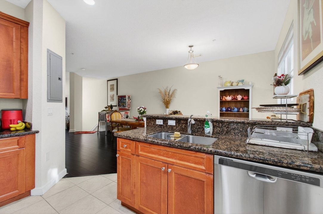 出租: $3,000 (3 贝兹, 2 浴室, 1554 平方英尺)