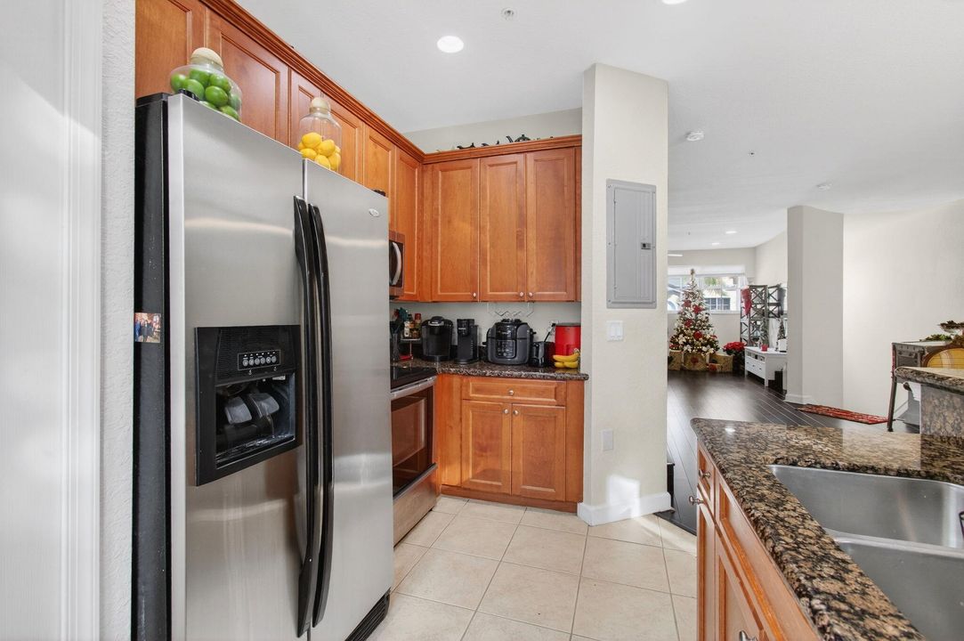 出租: $3,000 (3 贝兹, 2 浴室, 1554 平方英尺)