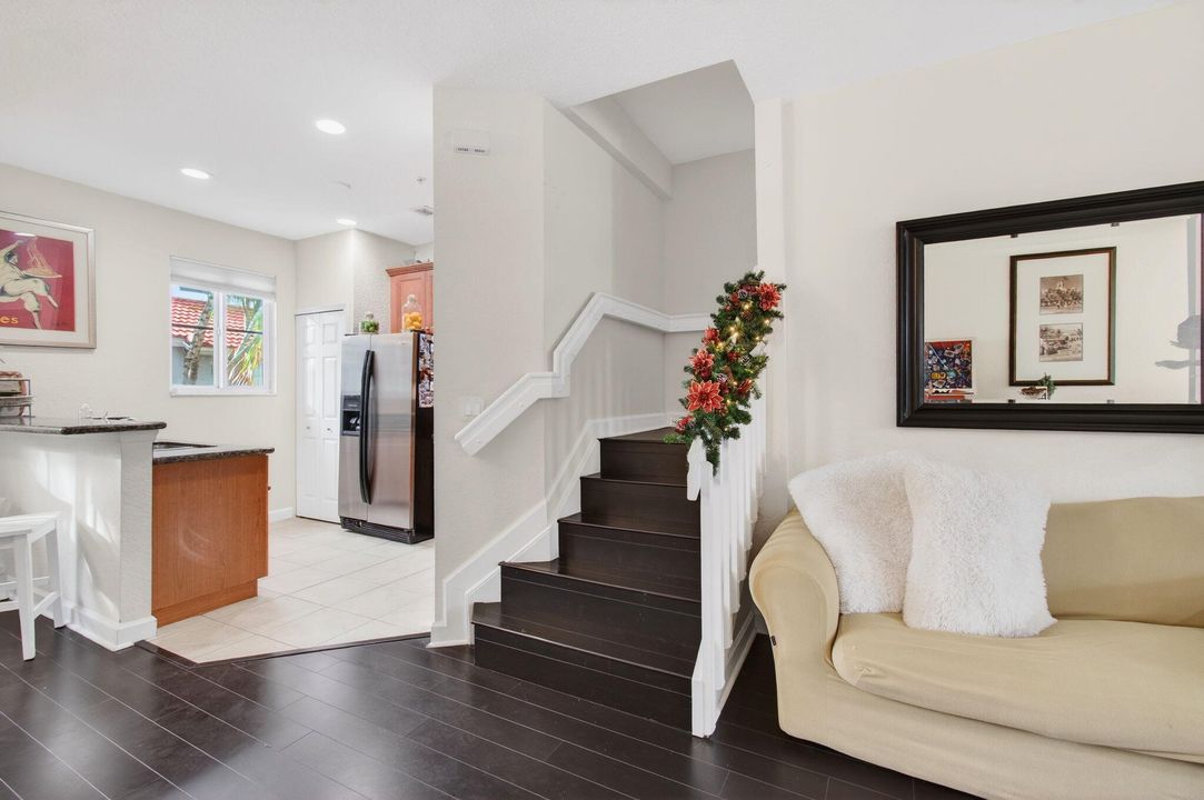 出租: $3,000 (3 贝兹, 2 浴室, 1554 平方英尺)