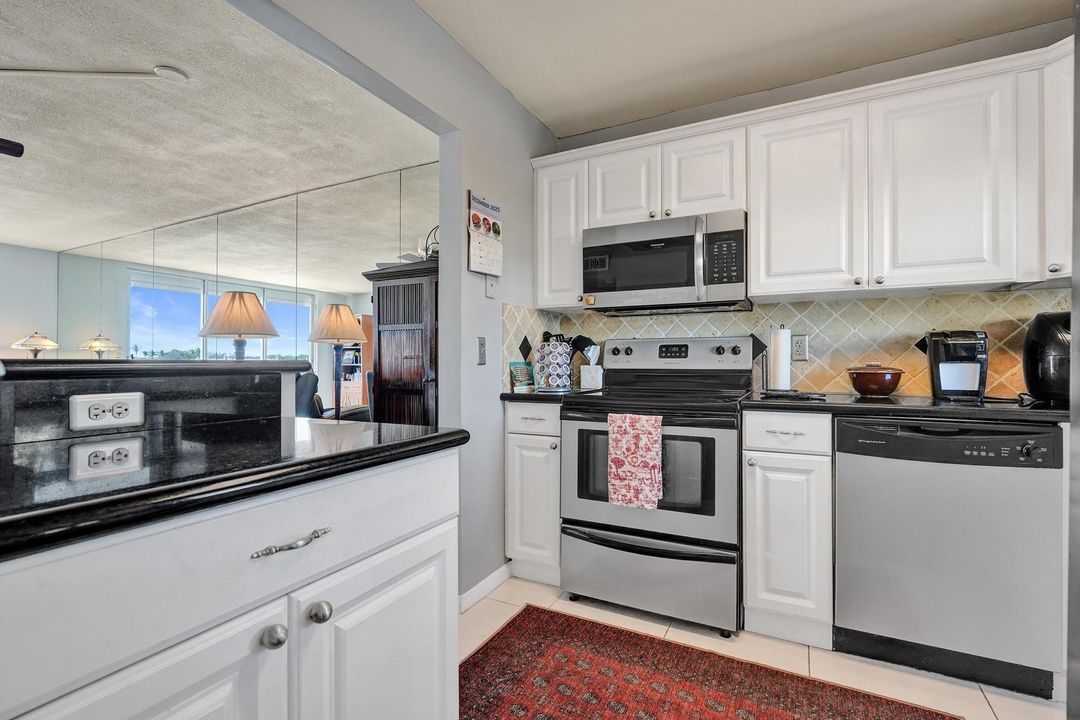 待售: $289,000 (2 贝兹, 2 浴室, 950 平方英尺)