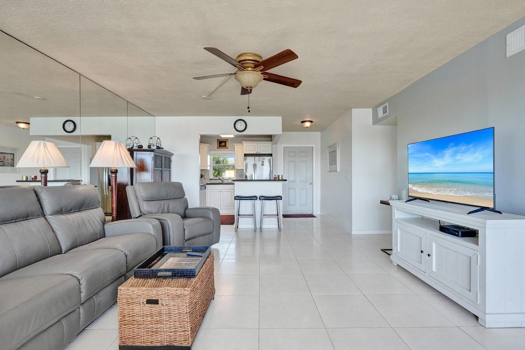 待售: $289,000 (2 贝兹, 2 浴室, 950 平方英尺)