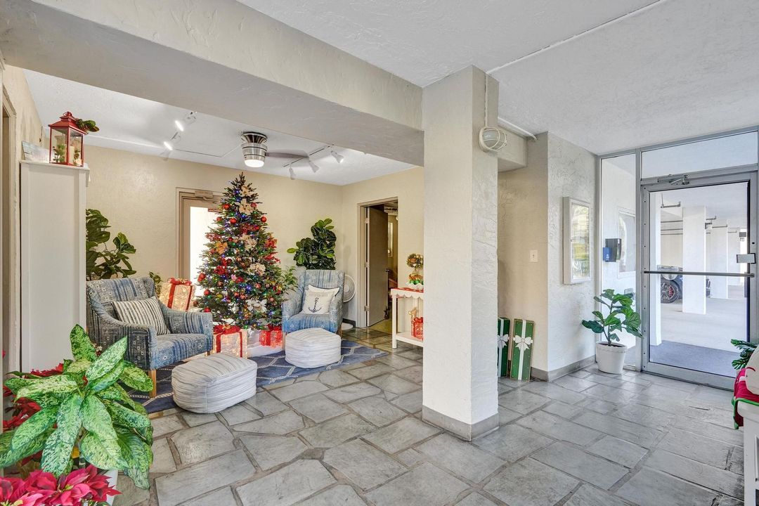 待售: $289,000 (2 贝兹, 2 浴室, 950 平方英尺)