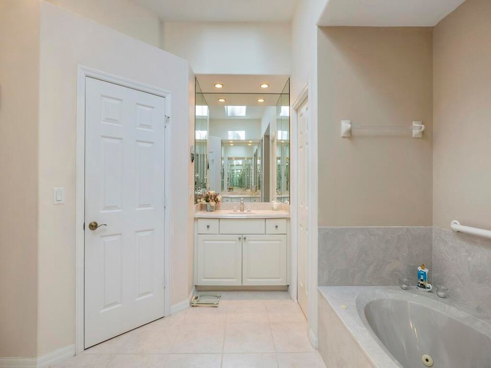 En Venta: $499,000 (3 camas, 3 baños, 2110 Pies cuadrados)