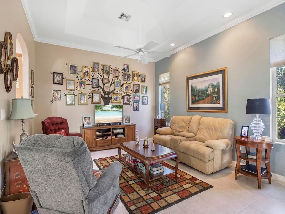 En Venta: $499,000 (3 camas, 3 baños, 2110 Pies cuadrados)