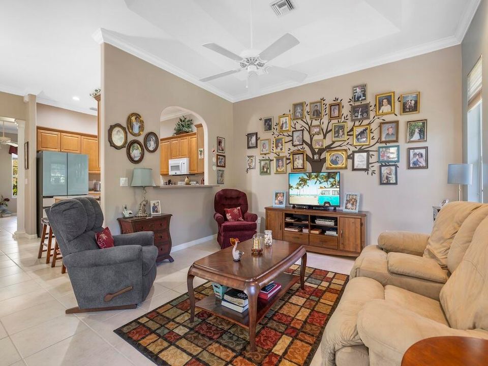 En Venta: $499,000 (3 camas, 3 baños, 2110 Pies cuadrados)