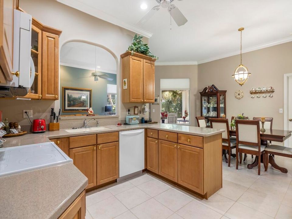 En Venta: $499,000 (3 camas, 3 baños, 2110 Pies cuadrados)