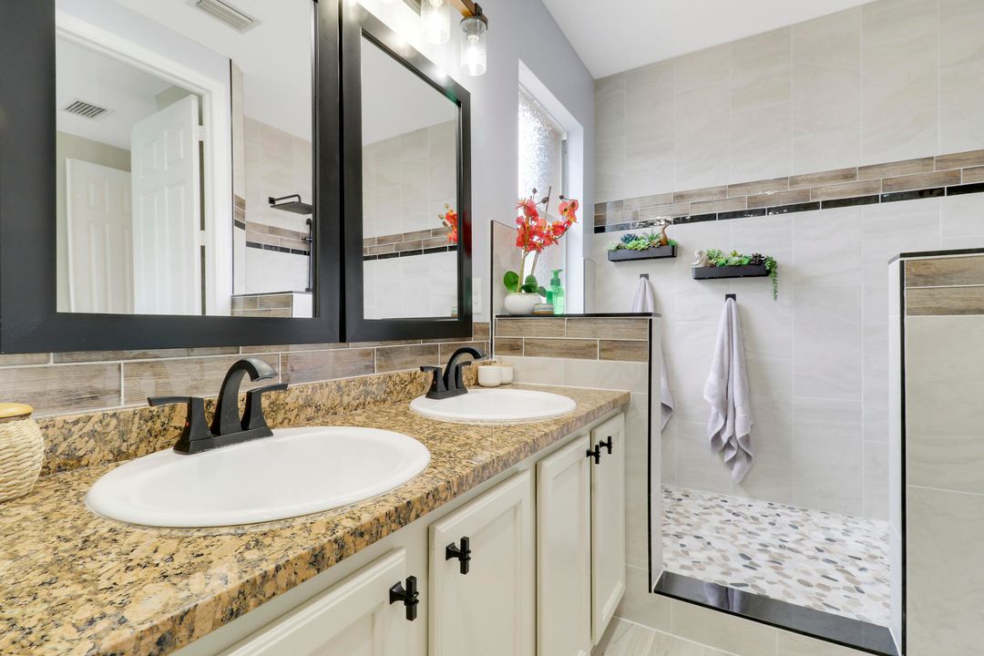 En Venta: $369,000 (4 camas, 3 baños, 2160 Pies cuadrados)