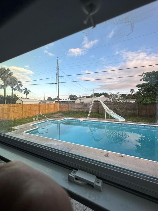 For Rent: $3,200 (4 beds, 2 baths, 1411 Square Feet)