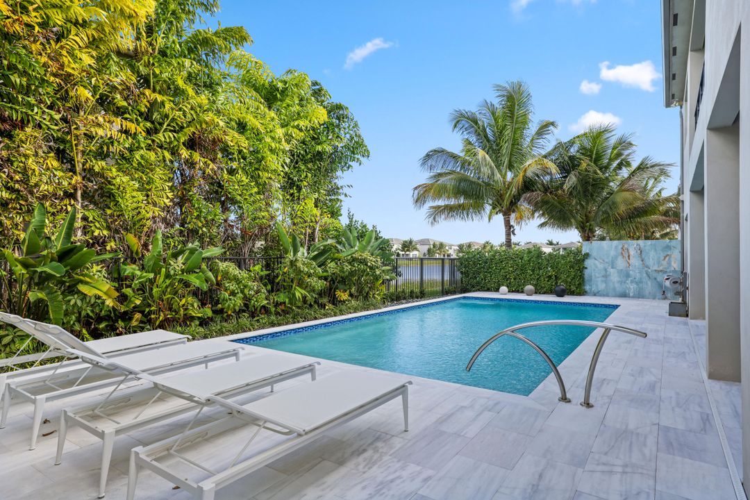 For Sale: $3,099,000 (5 beds, 6 baths, 5378 Square Feet)