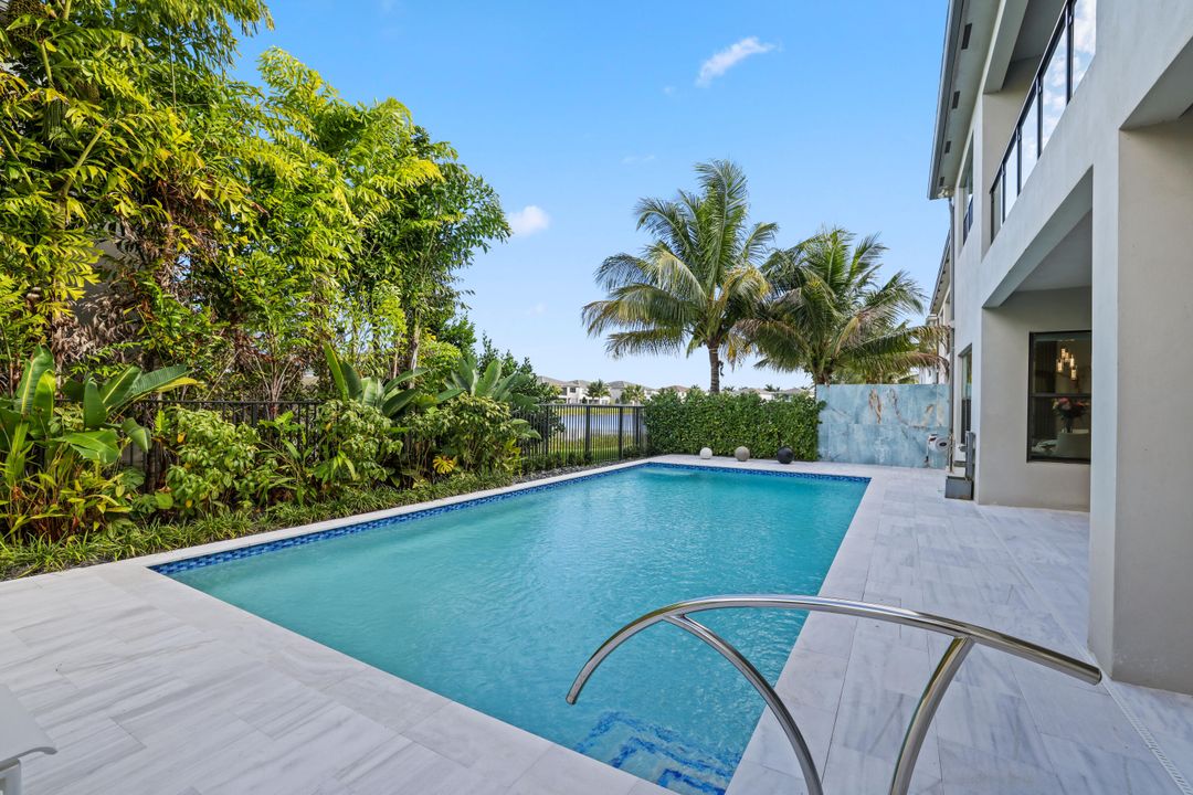 For Sale: $3,099,000 (5 beds, 6 baths, 5378 Square Feet)