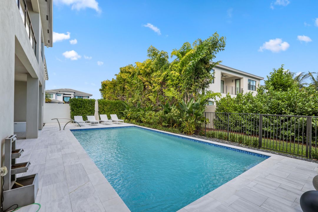 For Sale: $3,099,000 (5 beds, 6 baths, 5378 Square Feet)