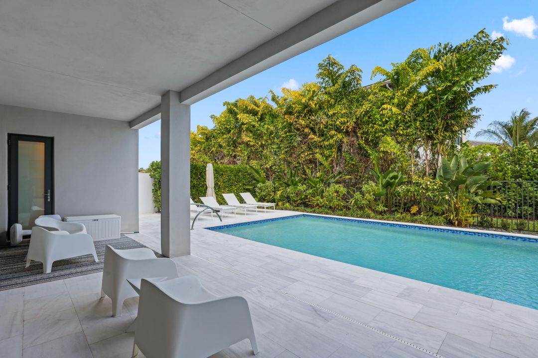 For Sale: $3,099,000 (5 beds, 6 baths, 5378 Square Feet)