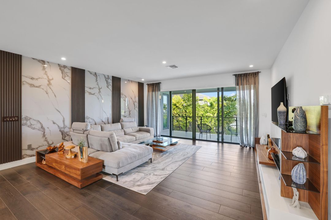 For Sale: $3,099,000 (5 beds, 6 baths, 5378 Square Feet)