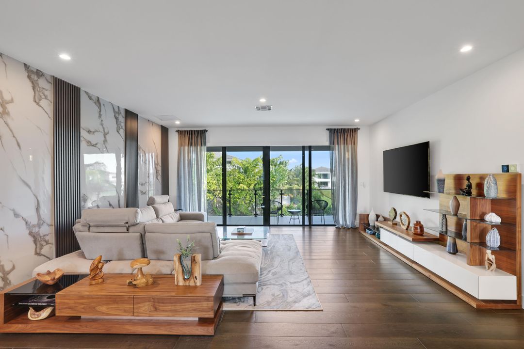 For Sale: $3,099,000 (5 beds, 6 baths, 5378 Square Feet)