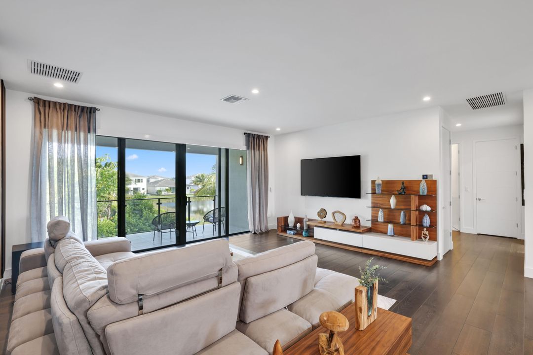 For Sale: $3,099,000 (5 beds, 6 baths, 5378 Square Feet)