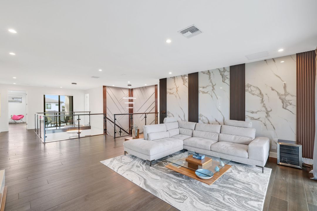 For Sale: $3,099,000 (5 beds, 6 baths, 5378 Square Feet)