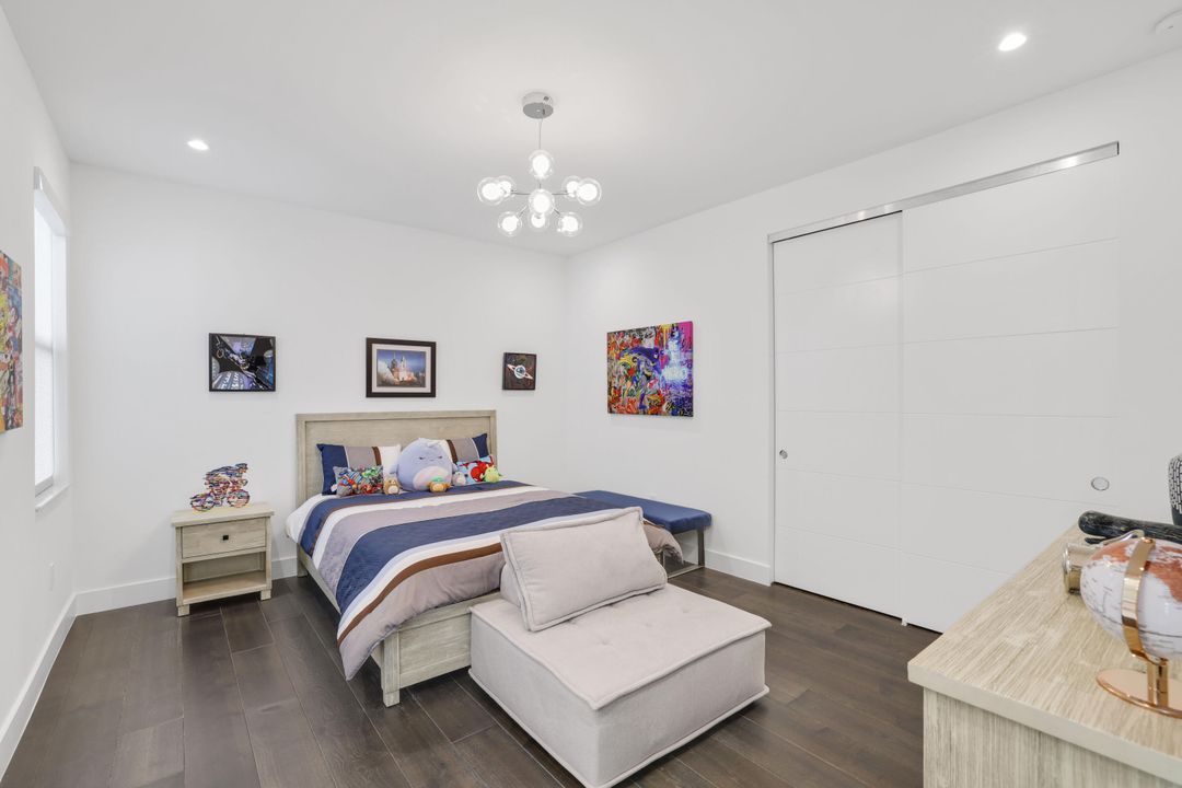 For Sale: $3,099,000 (5 beds, 6 baths, 5378 Square Feet)