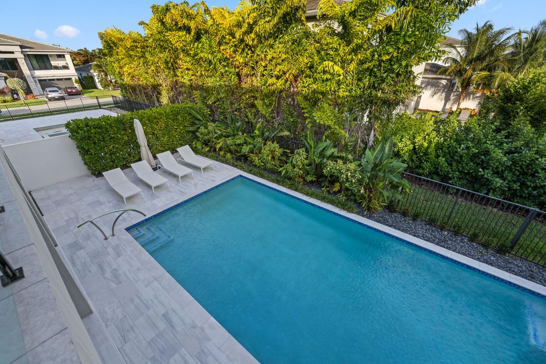 For Sale: $3,099,000 (5 beds, 6 baths, 5378 Square Feet)