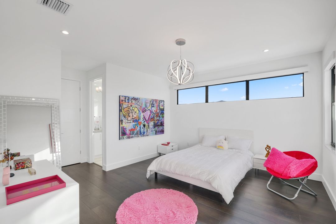 For Sale: $3,099,000 (5 beds, 6 baths, 5378 Square Feet)