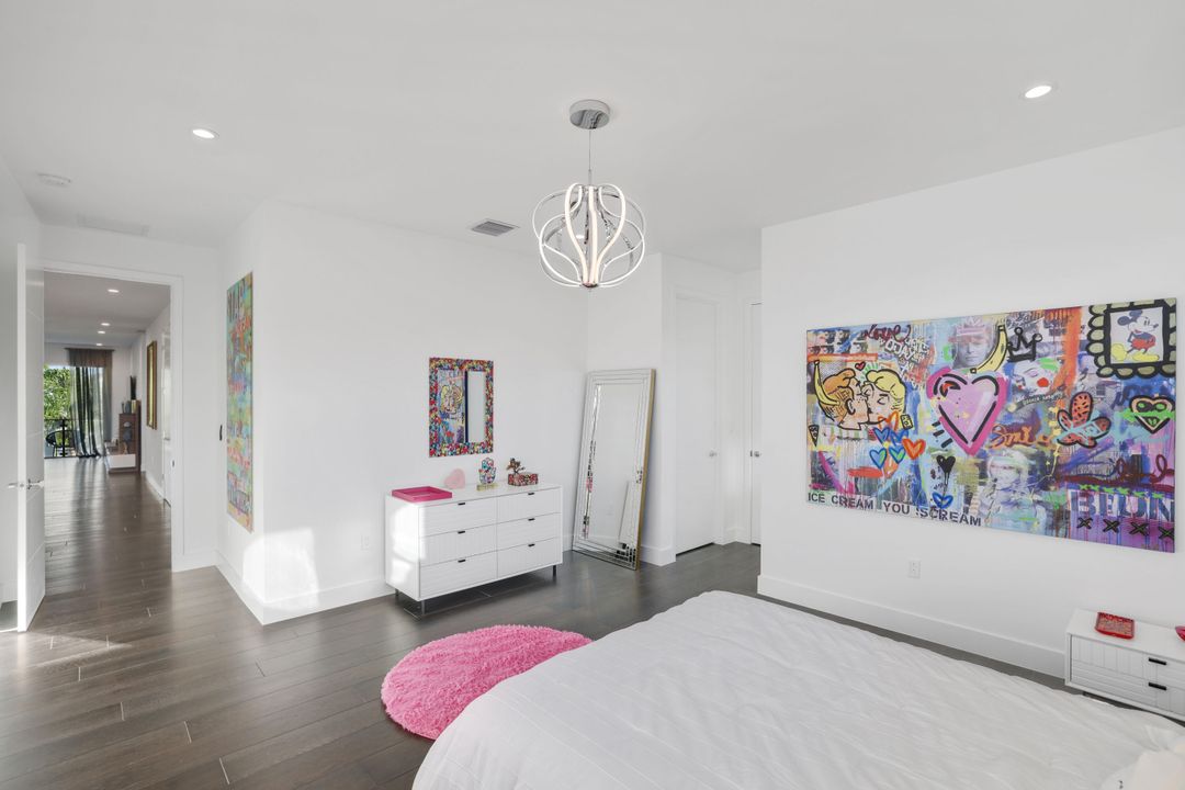 For Sale: $3,099,000 (5 beds, 6 baths, 5378 Square Feet)