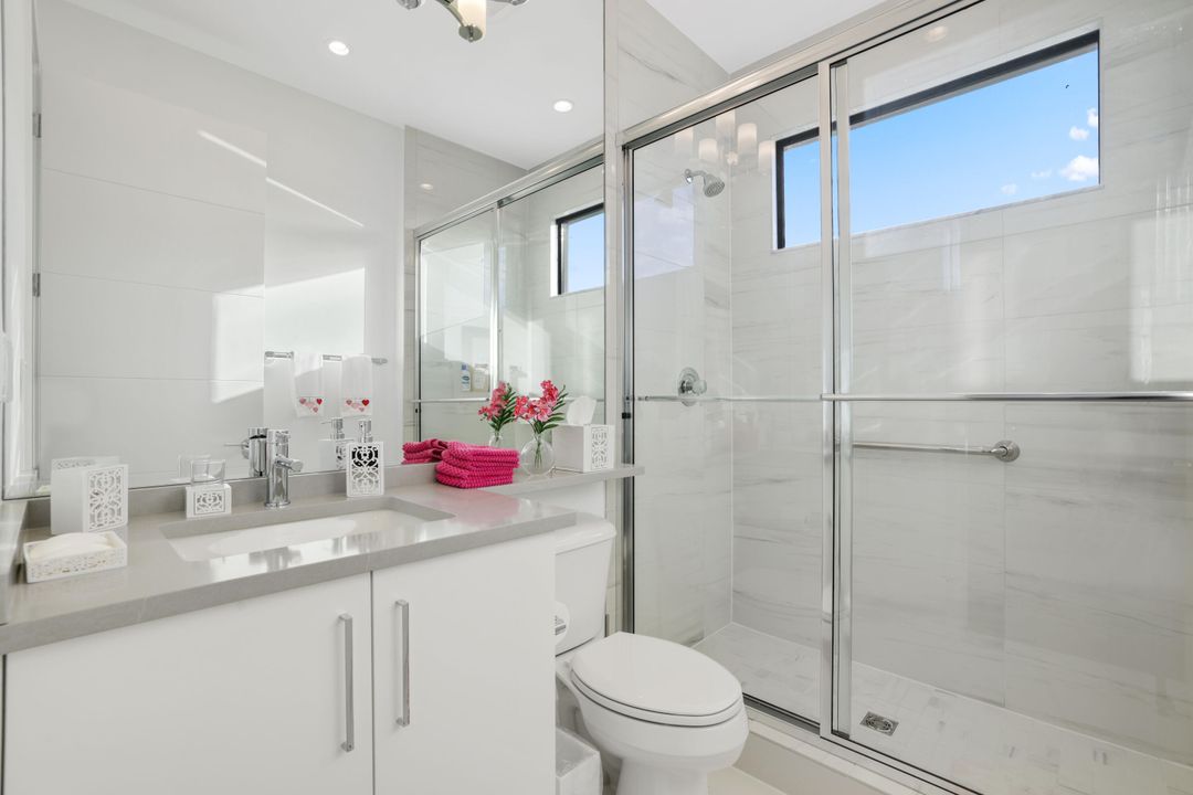 For Sale: $3,099,000 (5 beds, 6 baths, 5378 Square Feet)