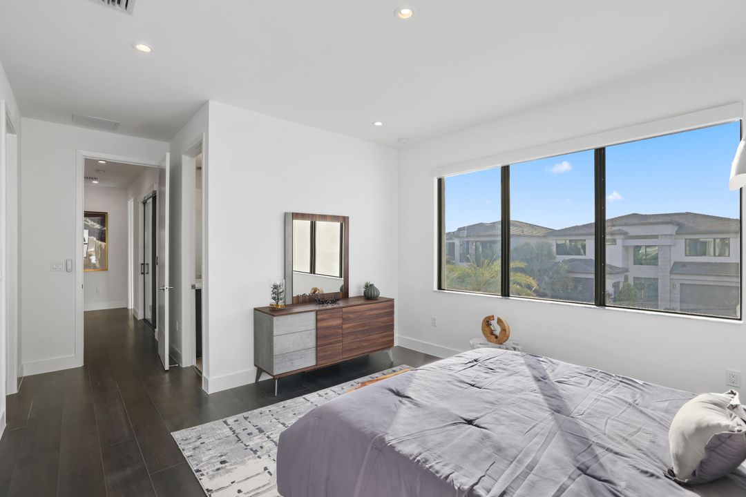 For Sale: $3,099,000 (5 beds, 6 baths, 5378 Square Feet)