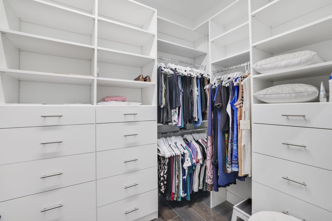 For Sale: $3,099,000 (5 beds, 6 baths, 5378 Square Feet)