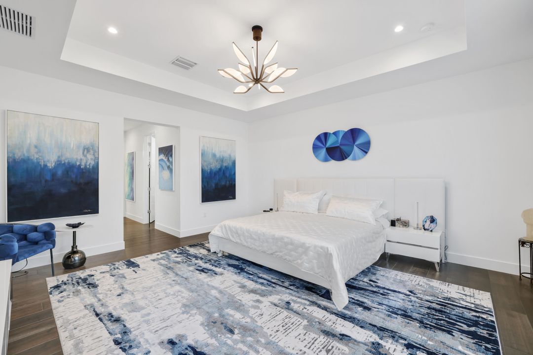 For Sale: $3,099,000 (5 beds, 6 baths, 5378 Square Feet)