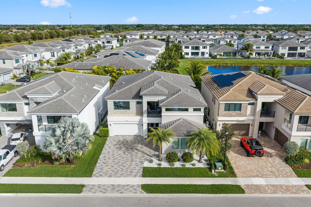 For Sale: $3,099,000 (5 beds, 6 baths, 5378 Square Feet)