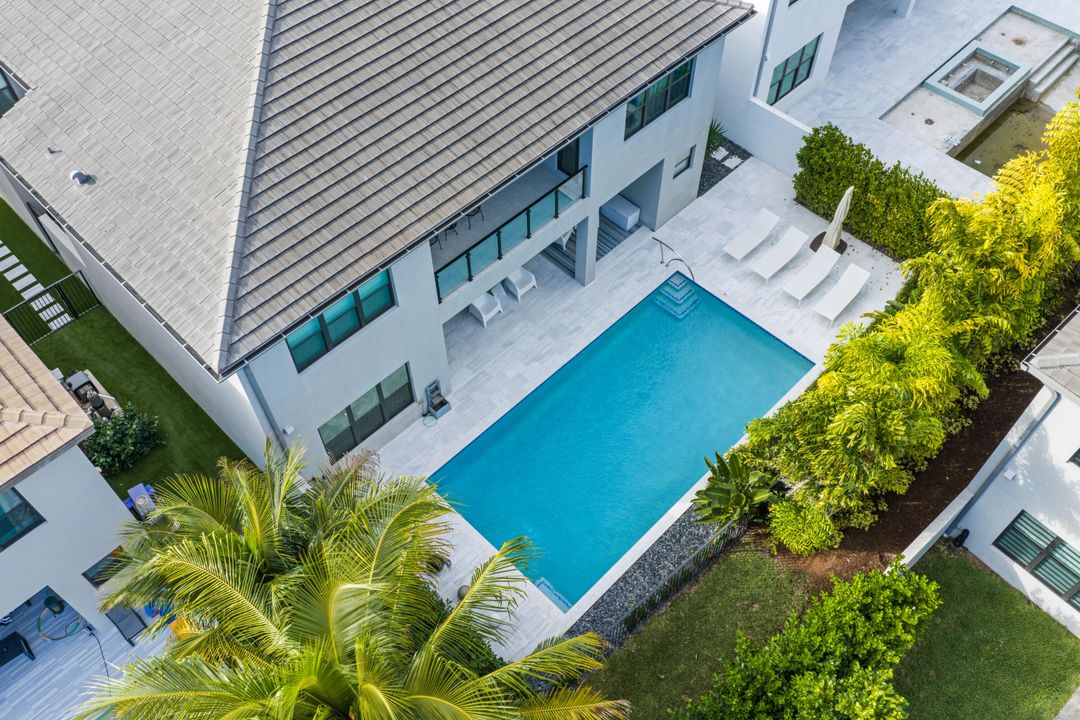 For Sale: $3,099,000 (5 beds, 6 baths, 5378 Square Feet)