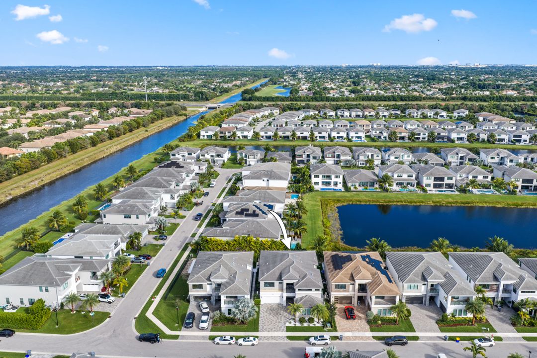 For Sale: $3,099,000 (5 beds, 6 baths, 5378 Square Feet)