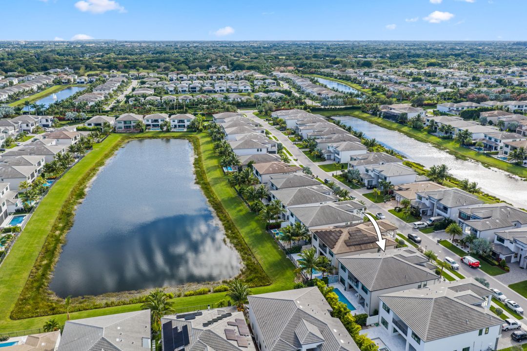 For Sale: $3,099,000 (5 beds, 6 baths, 5378 Square Feet)