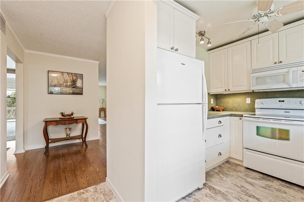 На продажу: $325,000 (2 спален, 2 ванн, 1200 Квадратных фут)