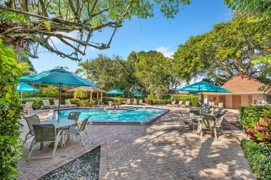 For Sale: $400,000 (2 beds, 2 baths, 1064 Square Feet)