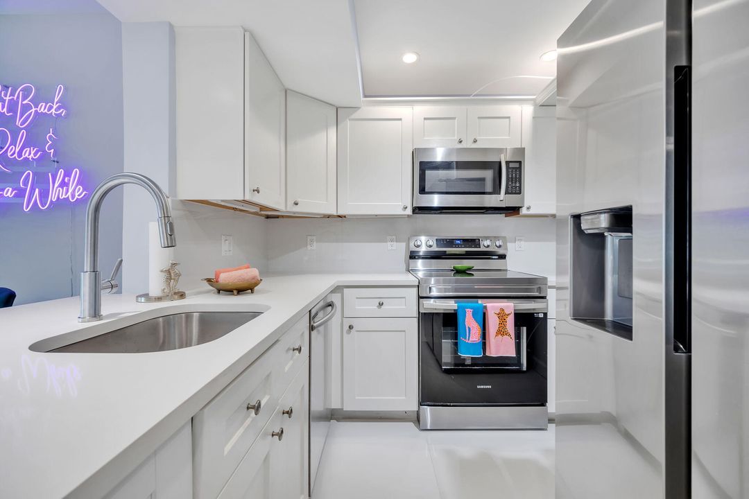 For Sale: $400,000 (2 beds, 2 baths, 1064 Square Feet)