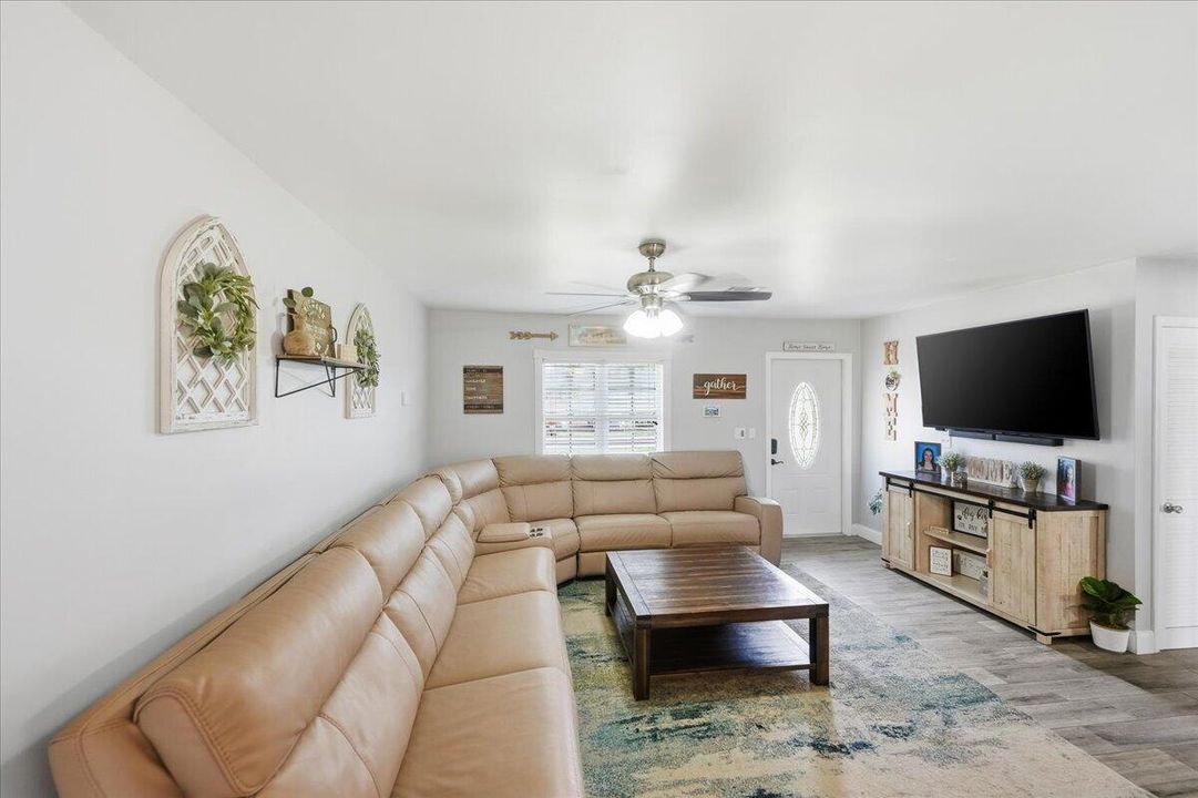 En Venta: $375,000 (3 camas, 2 baños, 1902 Pies cuadrados)