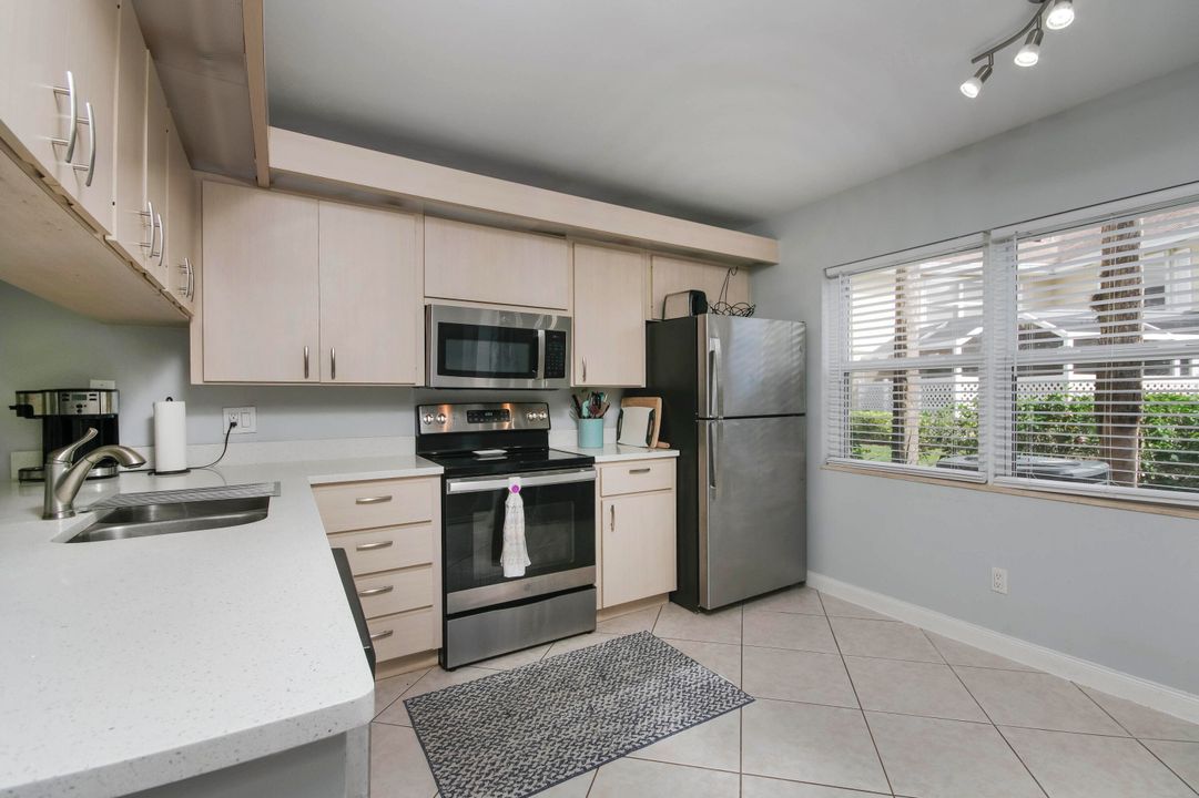 待售: $320,000 (2 贝兹, 2 浴室, 1374 平方英尺)