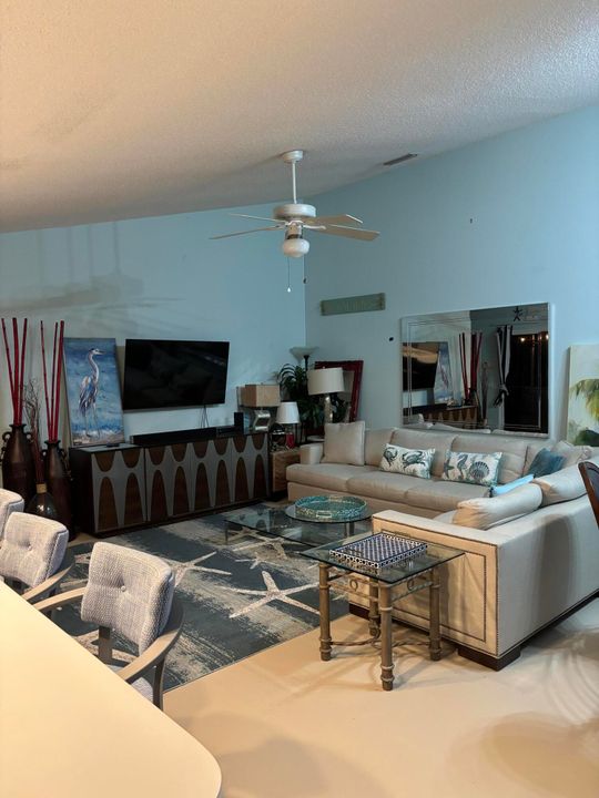 В аренду: $4,900 (2 спален, 2 ванн, 1152 Квадратных фут)