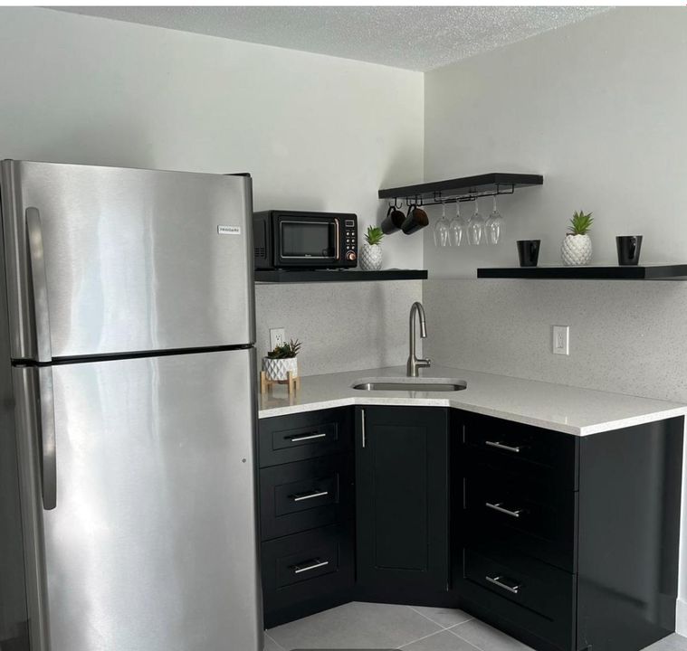 For Rent: $1,750 (1 beds, 1 baths, 650 Square Feet)