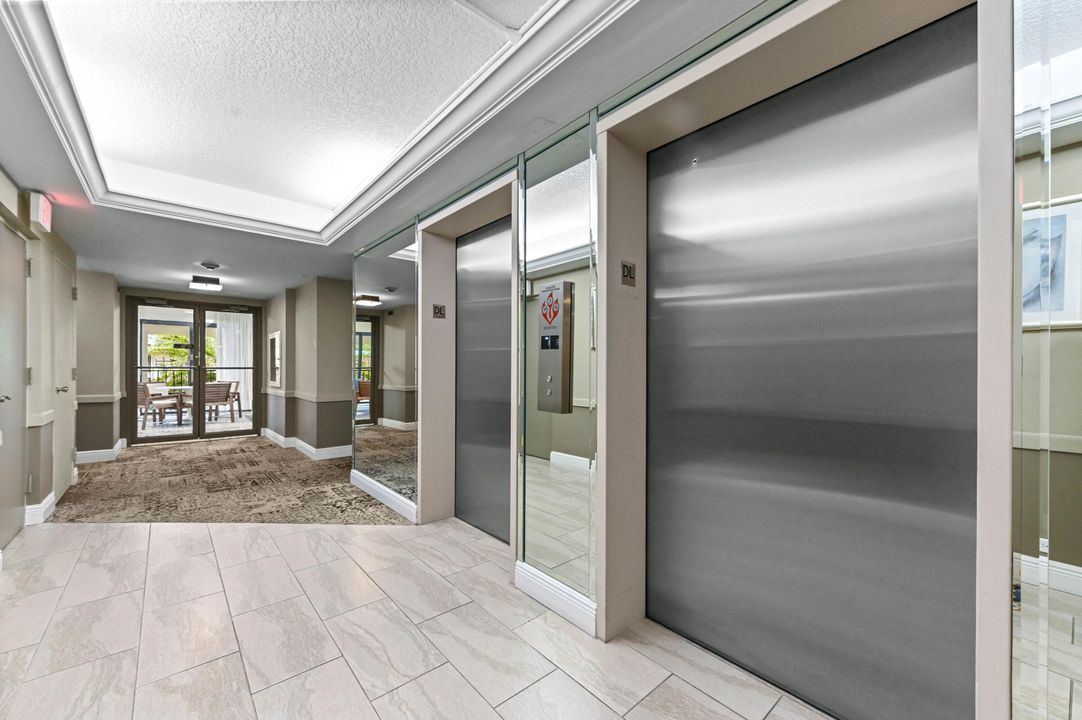 For Sale: $275,000 (1 beds, 1 baths, 674 Square Feet)